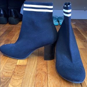 ✨ 2/$35 Women’s sock boot size 8